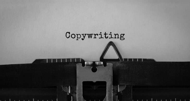 cuvantul copywriting scris la masina de scris