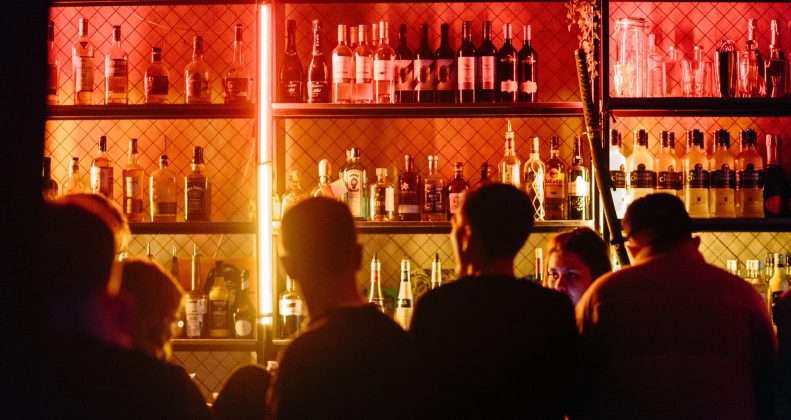 poza articol v+o cu oameni care stau la bar